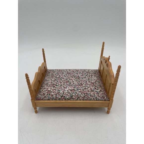 Decorative Miniature Wooden Bed Floral Mattress Dollhouses 5x2x5approx. - Picture 2 of 8